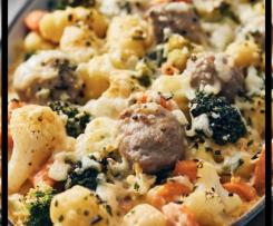 Bratwurst Auflauf mit Gemüse und Nudeln oder Gnocchi