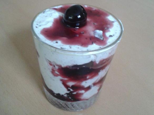 Straciatella Creme mit Amarenakirschen