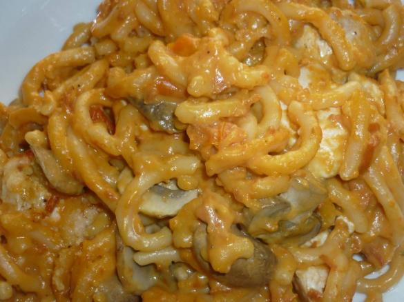 Variation von All-In-One Hähnchenbrust und Nudeln in einer Schinken-Champignon-Weißwein-Tomatenrahmsauce