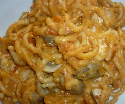 Variation von All-In-One Hähnchenbrust und Nudeln in einer Schinken-Champignon-Weißwein-Tomatenrahmsauce