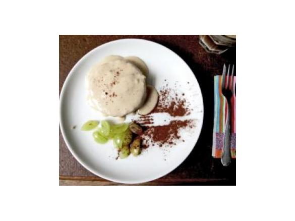 Eiskalte Bananencrème auf süßer Mandelbutter und Biskuit