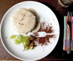 Eiskalte Bananencrème auf süßer Mandelbutter und Biskuit