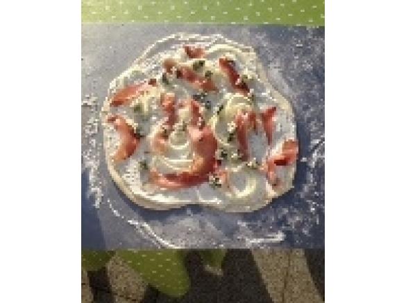 Flammkuchen mit Schinken,Zwiebeln und Gorgonzola für den Pizzastein