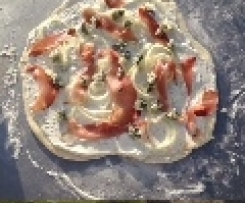 Flammkuchen mit Schinken,Zwiebeln und Gorgonzola für den Pizzastein