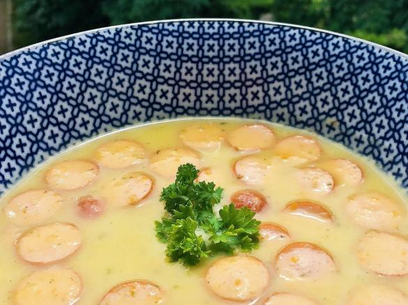 Cremige Kartoffelsuppe mit Schnippelwürstchen