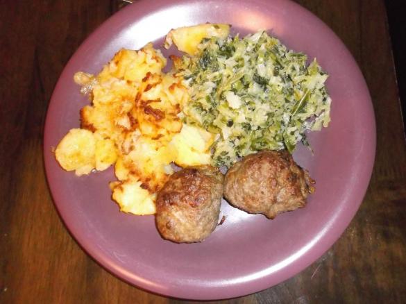 Variation von Rahmwirsing mit Ofenfrikadellen und Ofenkartoffeln