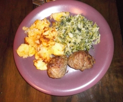 Variation von Rahmwirsing mit Ofenfrikadellen und Ofenkartoffeln