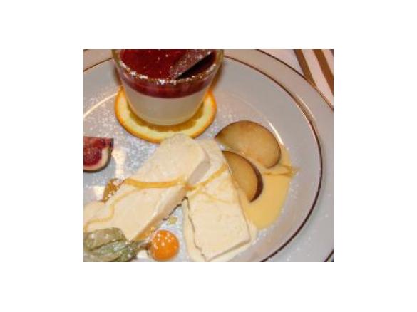 Eierlikör-Parfait mit Früchten