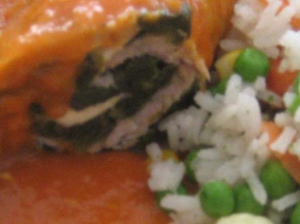 Schweinerouladen mit Spinat-Schafskäsefüllung dazu Gemüsereis und Tomatensosse