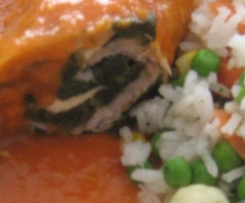 Schweinerouladen mit Spinat-Schafskäsefüllung dazu Gemüsereis und Tomatensosse