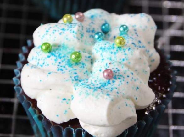 Schoko-Nuss-Cupcakes mit Himbeeren und Schmand-Topping