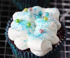 Schoko-Nuss-Cupcakes mit Himbeeren und Schmand-Topping