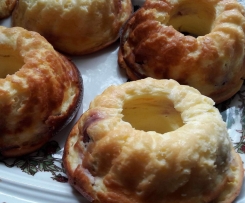 Mini Kaeseguglhupf mit Kirschen