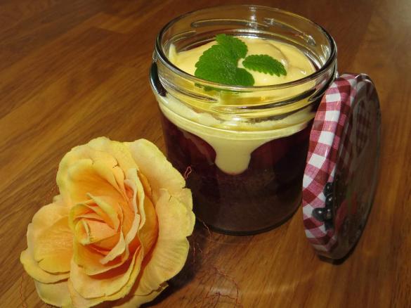 Schokobiskuit mit Kirschen und Vanillecreme