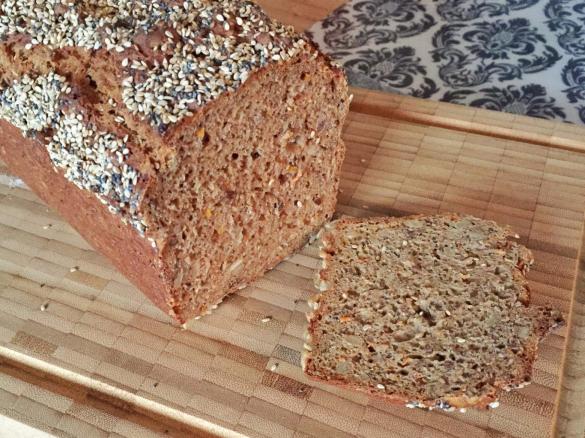 Vollkornbrot (Möhre, Buttermilch, Erdnussmehl, Chia)