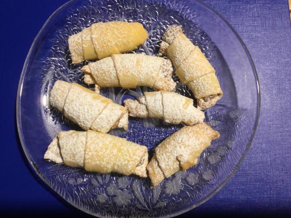 Rumänische Nusshörnchen aus Sauerrahmteig