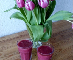 Smoothie aus Himbeeren, Banane, Goji-Beeren und Spinat