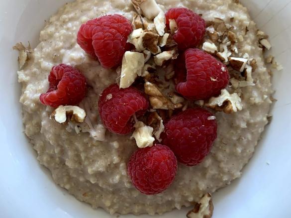 Hirseporridge mit Nüssen - zuckerfrei