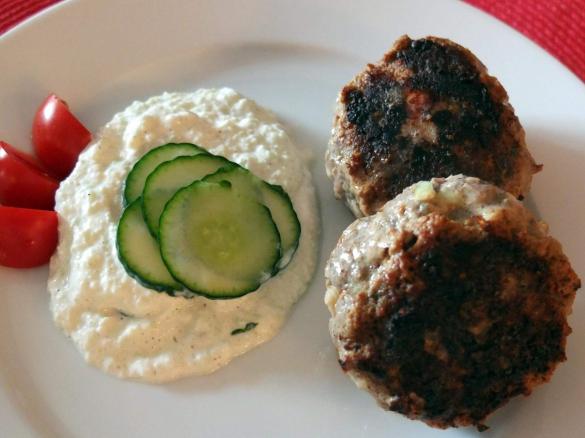 Griechische Fleischbällchen mit Käsefüllung