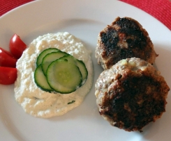 Griechische Fleischbällchen mit Käsefüllung
