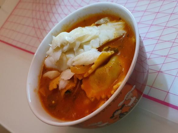 Fischfilet auf Nudeln mit pikanter Tomatensauce