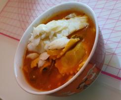 Fischfilet auf Nudeln mit pikanter Tomatensauce