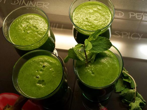 Green Smoothie mit Birne und Banane
