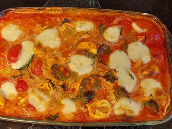 Tortellini mit cremiger Tomaten - Kräutersosse  a`la Mama