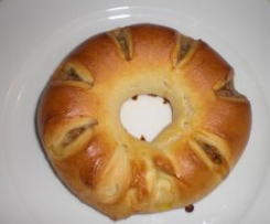 Teigkränze mit Hackfleischfüllung