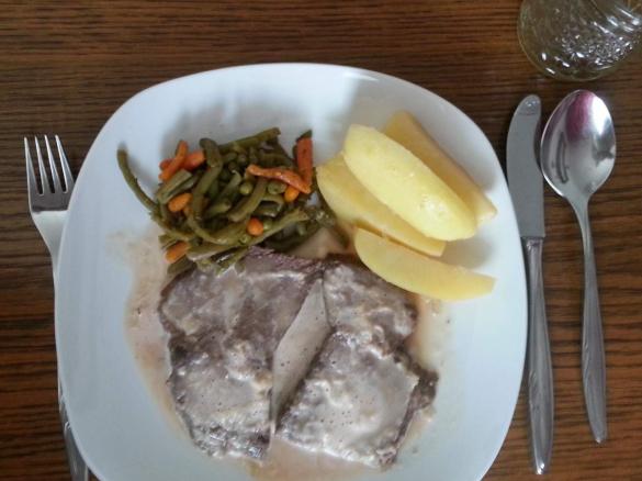 Sauerbraten an Salzkartoffeln und Bohnen