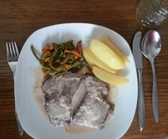 Sauerbraten an Salzkartoffeln und Bohnen