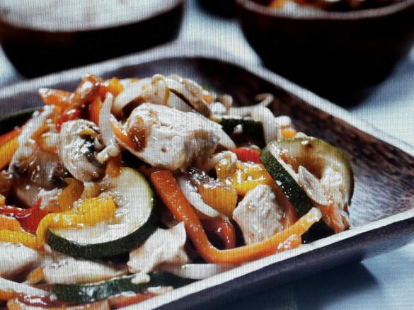 Hähnchen mit Reis und asiatischem Gemüse