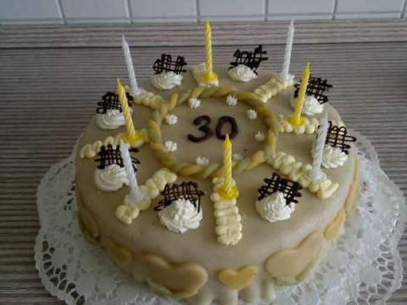 Marzipantorte  mit Hasselnuss-Sahne