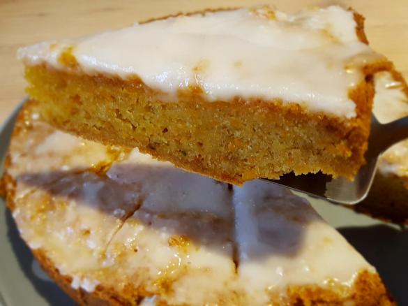 Möhrenkuchen mit Zitronenguss (vegan)