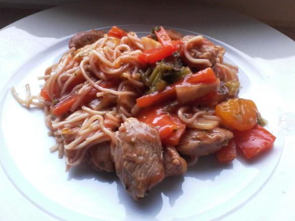 Hähnchen süß-sauer mit Mandarinen, Gemüse und Mie-Nudeln