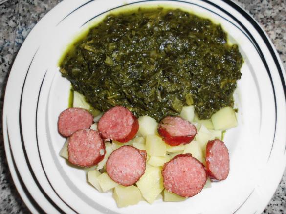 Variation von Grünkohl-Eintopf mit Mettwürstchen und Kartoffeln