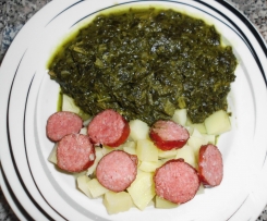 Variation von Grünkohl-Eintopf mit Mettwürstchen und Kartoffeln