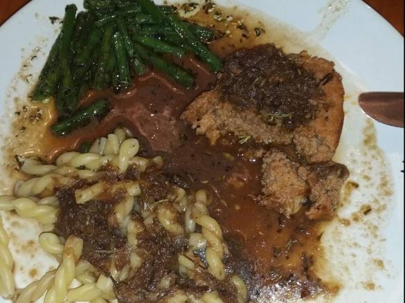 Mediterraner Hackbraten mit Balsamico-Zwiebelsoße (WW-Rezept)