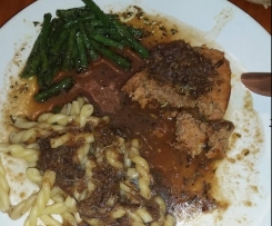 Mediterraner Hackbraten mit Balsamico-Zwiebelsoße (WW-Rezept)