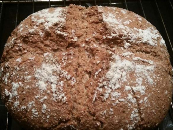 Leckeres Vollkornbrot mit selbstgemachtem Mehl in verschiedenen Variationen