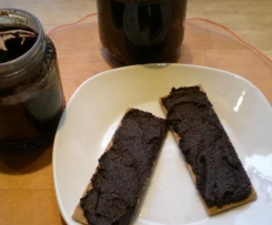 Schokomus mit Nüssen und Datteln - Nutella