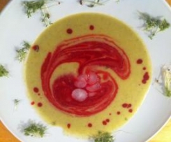 Zweierlei Süppchen aus Radieschenblättern und Roter Beete in einer Farbvariation