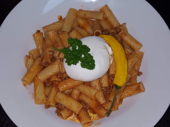 Pasta mit Salsiccia, Pepperoni und Burrata