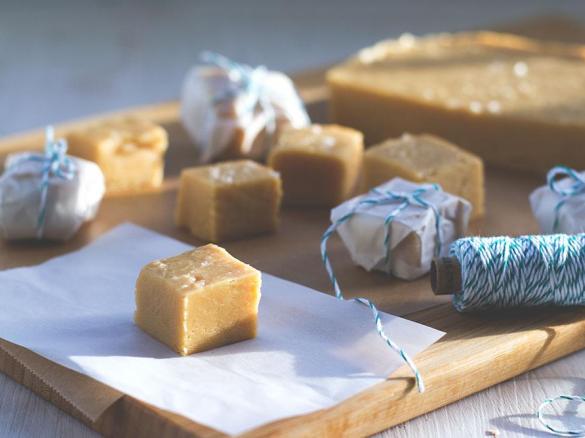 Salzkaramell-Fudge mit weißer Schokolade