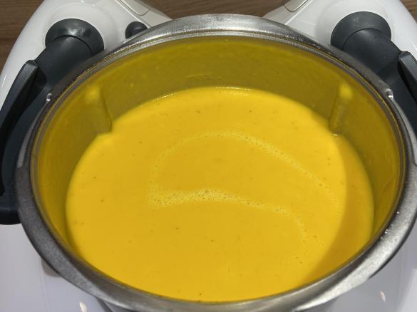 Kürbissuppe mit Möhren und Kartoffeln