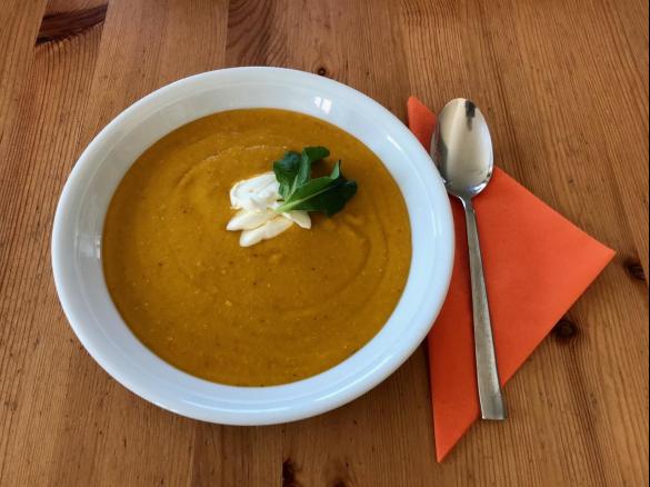 Kürbissuppe mit roten Linsen und Kokosmilch
