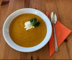 Kürbissuppe mit roten Linsen und Kokosmilch