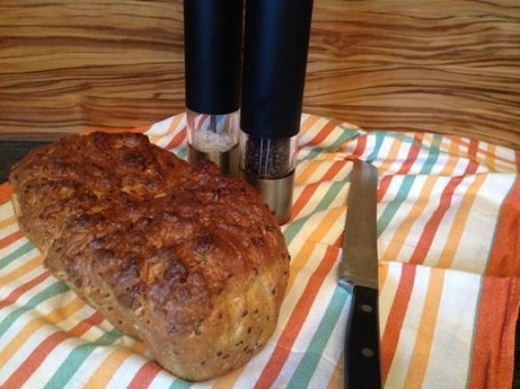 Dinkelbrot mit Nüssen, Körnern und Karotten