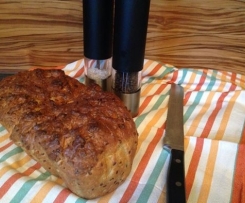 Dinkelbrot mit Nüssen, Körnern und Karotten