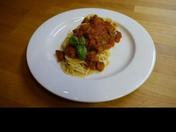 Auberginensosse zu Spaghetti, vegan